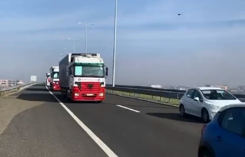 SOLIDARITETI/ Prodhuesit e Kosovës nisin kamionët me ndihma për të prekurit nga tërmeti në Shqipëri