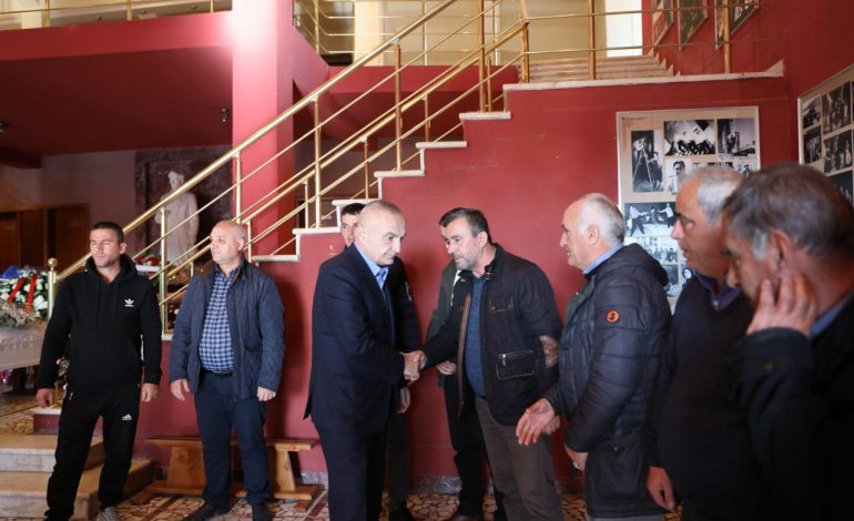 TËRMETI TRAGJIK/ Meta në ceremoninë mortore të familjes Lala: Dhimbje e pangushëllueshme