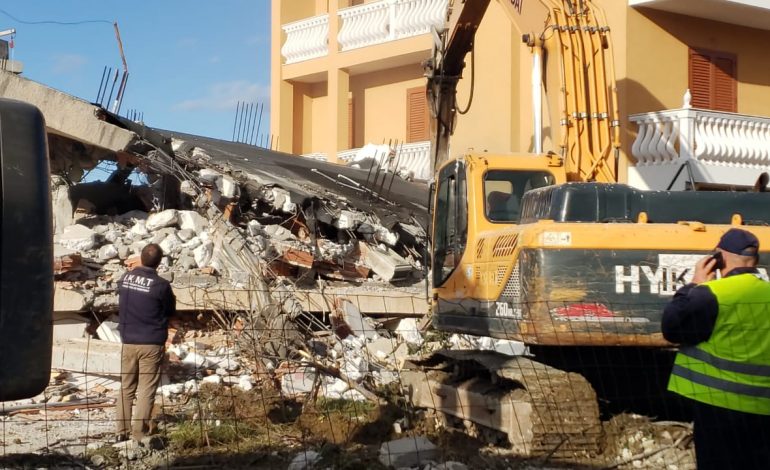 DËMET NGA TËRMETI NË DURRËS/ IKMT shemb një tjetër pallat të rrënuar në ish-Kënetë
