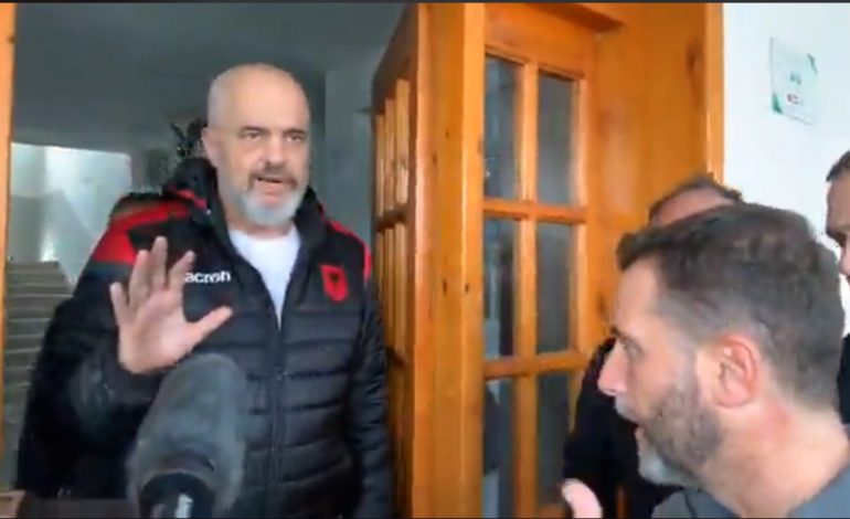 “MË FAL SHOKU ERION…”/ Rama hyn brenda shkollës gati të shembur, Braçe: Hajde, hajde, është e ndaluar