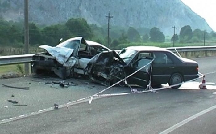 AKSIDENT NË ELBASAN/ Përplasen “kokë më kokë” dy makina, katër persona të plagosur rëndë