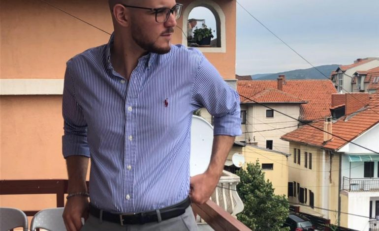 U PËRPLAS ME MAKINËN QË VINTE PËRBALLË/ Humb jetën 18-vjeçari shqiptar. Plagosen rëndë prindërit me dy fëmijë