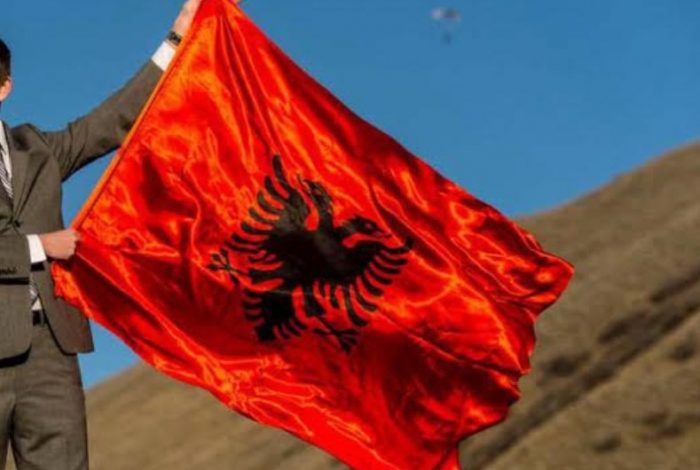 FESTOI ME FLAMURIN KUQ E ZI/ Shqiptari i Malit të Zi e pëson keq dhe dëbohet nga vendi