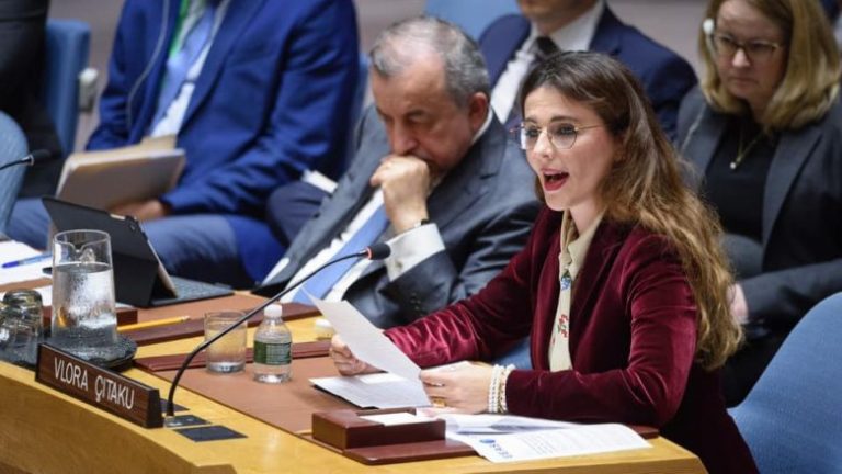 “KOSOVA S’DO FRIKËSOHET KURRË”! Vlora Çitaku i “mbyll gojën” Daçiç në OKB: Jam krenare që jam shqiptare
