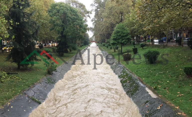 PËRKEQËSIMI I MOTIT/ Reshjet në Tiranë, lumi i Lanës fryhet. Gati të… (FOTO)