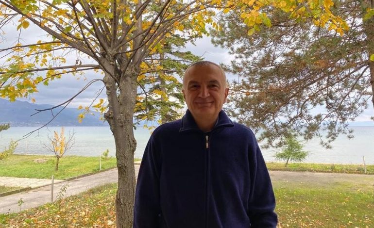 “SA MË KISHTE MUNGUAR POGRADECI”/ Peza ironi me Metën: Ti fusi një tavë me koran se i mbledh mendjen