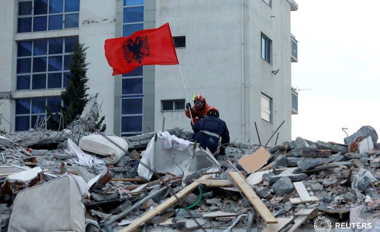 TËRMETI SHKATËRRIMTAR/ “Daily Mail”: Kryeministri Rama premton strehim për të gjithë qytetarët e prekur. Skuadrat e shpëtimit…