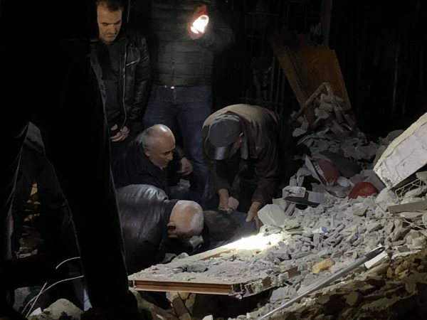 “TMERR DHE MREKULLI NJËKOHËSISHT”/ Momenti kur banorët nxirren nga rrënojat në Thumanë (FOTO+VIDEO)
