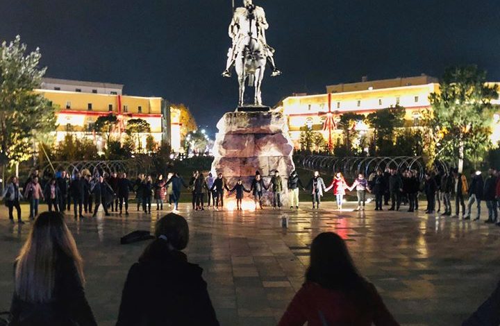 FOTO PREKËSE/ Qytetarët kapen për dore në “Sheshin Skënderbej” dhe ndezin QIRINJ!