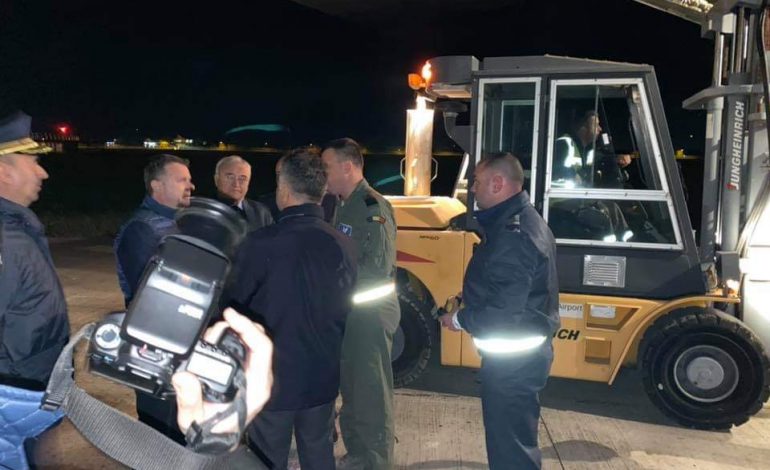 TËRMETI/ Balla pret trupat rumune në Rinas. Mbërrijnë edhe dy avionë nga Turqia dhe Zvicra