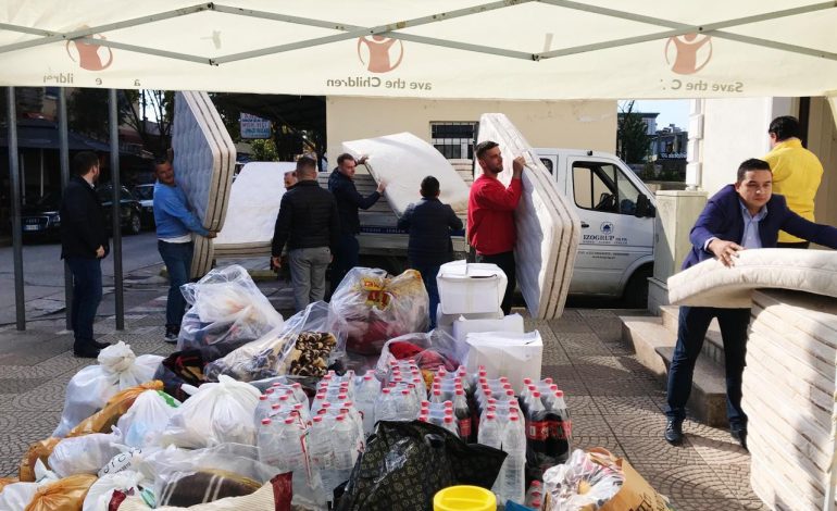 SOLIDARITETI/ Qytetarët e Cerrikut, ndihma me ushqim dhe vlera monetare për të prekurit nga tërmeti (FOTO)