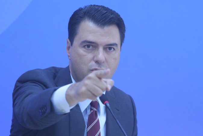 “UNË S’LARGOHEM, PO DONI RRINI DHE JU!”/ Regjia e PD lë kamerat hapur, shikoni çfarë bën Basha me gazetarët