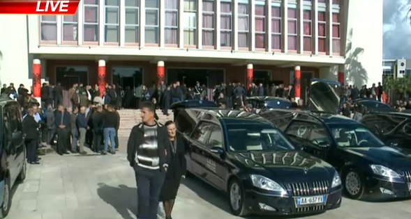 DURRËSI I VESHUR ME TË ZEZA/ Përcillen në banesën e fundit 8 anëtarët e familjes Lala, Rama i përlotur