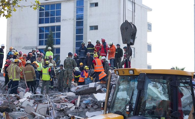 SHQIPËRIA PAS TËRMETIT/ Mbyllen operacionet e kërkim-shpëtimit, 50 të vdekur (EMRAT)