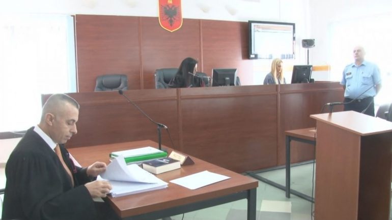 PLAGOSJA E PROKURORIT ARJAN NDOJ/ Një grup njerëzish bëjnë gjestin e pazakontë në vendin ku ndodhi atentati (PAMJET)