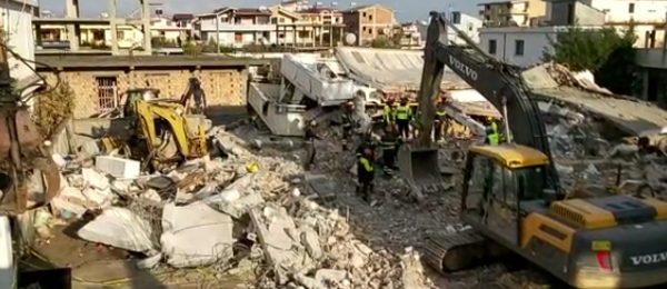 TËRMETI/ Kërkimet në shtëpinë e familjes Lala në Durrës, kontrolle për gjetjen e dy vajzave binjake