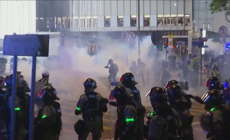 PROTESTAT U RIKTHYEN SËRISH/ Policia përdor gazin lotsjellës për shpërndarjen e protestuesve që dalin në rrugë