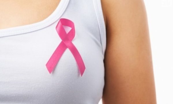 VËMENDJE/ 10 shenjat paralajmëruese të kancerit të gjirit