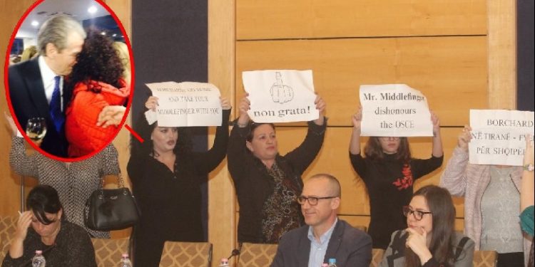 INCIDENT NË FORUMIN E MEDIAS/ Opozita s’i ndahet ambasadorit të OSBE, 4 vajza hyjnë në sallë dhe protestojnë: Turp për ty