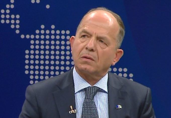 “GODET” sërish Sazan Guri: Po iu paguajnë funeralet, që familjarët të shpallin të vdekurit me Covid. Do na fusin çipin, por kujdes