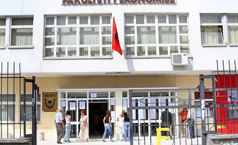 NGACMUAN VAJZAT NË AUDITOR/ Djemtë bëjnë për spital studentët që mbrojtën shoqet tek Ekonomiku