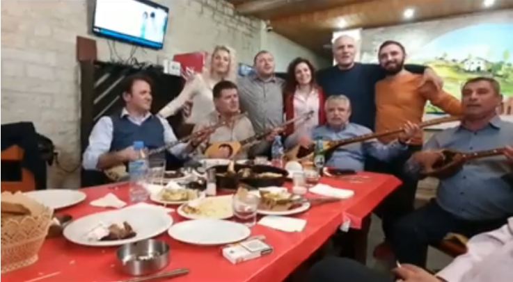 “MISH, VALLE DHE KËNGË ÇIFTELI”/ Fundjava relaksuese e opozitës parlamentare duke kënduar me… (VIDEO)