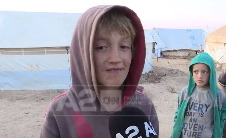 “NUK E DI KU ËSHTË BABI”/ Historia tronditëse e 10-vjeçarit shqiptar në Siri, i cili endet prej 7 vitesh nëpër kampe (VIDEO)