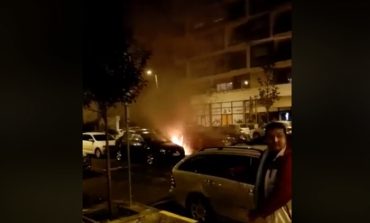 NUHATI DIÇKA TË PAZAKONTË/ Makina përpihet nga flakët në Tiranë