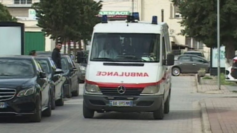 AKSIDENT NË AKSIN MILOT-RRËSHEN / “Benz”-i përplas këmbësorin, transportohet me urgjencë në Spitalin e Traumës