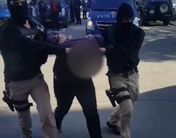 DROGË E MUNIVION NË BANESË/ Çfarë ndodhi në Vlorë. Policia njofton arrestimin e…