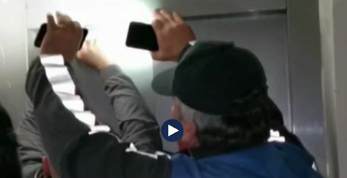 “KAPE XHAXHAIN, NGRIJE LART, OO MË VRATË”/ Momente paniku në një pallat, i moshuari ngec në ashensor. Ja si e shpëton policia (VIDEO)