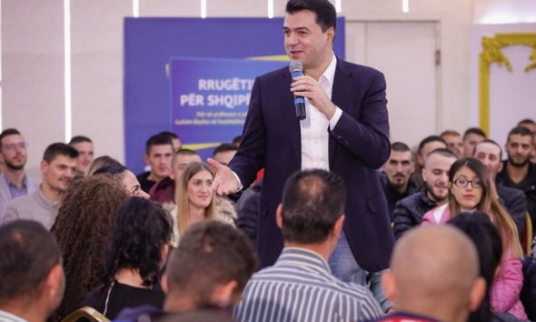ME SLOGANET E ENVER HOXHËS/ Basha në Korçë: Si është rinia sot, do të jetë vendi nesër