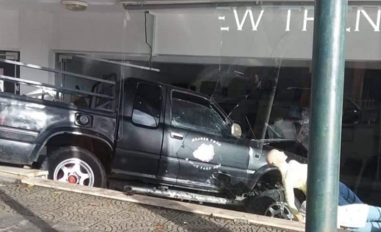 AKSIDENTI NË SARANDË/ Makina përfundon në një dyqan rrobash (FOTO)