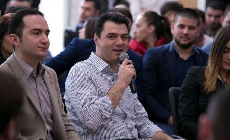 BASHA PARALAJMËROI TAKIME ME QYTETARËT NË RRETHE/ Kreu i PD-s në Fan të Mirditës “GRUSHTA” qytetarit pse votoi më 30 Qershor