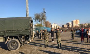 TËRMETI/ Ushtria zbarkon në stadiumin e Durrësit për të ngritur çadra emergjence (FOTO)