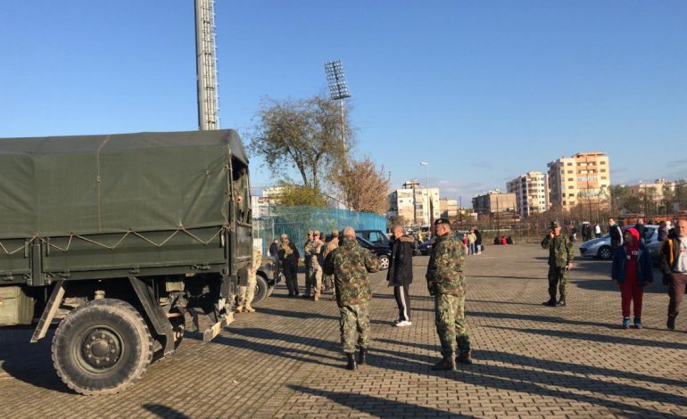 TËRMETI/ Ushtria zbarkon në stadiumin e Durrësit për të ngritur çadra emergjence (FOTO)