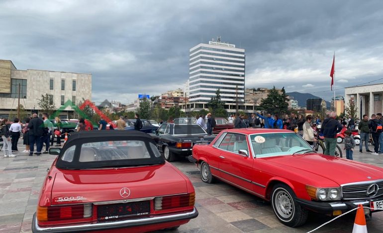 “N’GAZ”/ Zhurma e bukur që u bë sot në Tiranë nga makinat RETRO dhe “VESPAT”… (PAMJET)