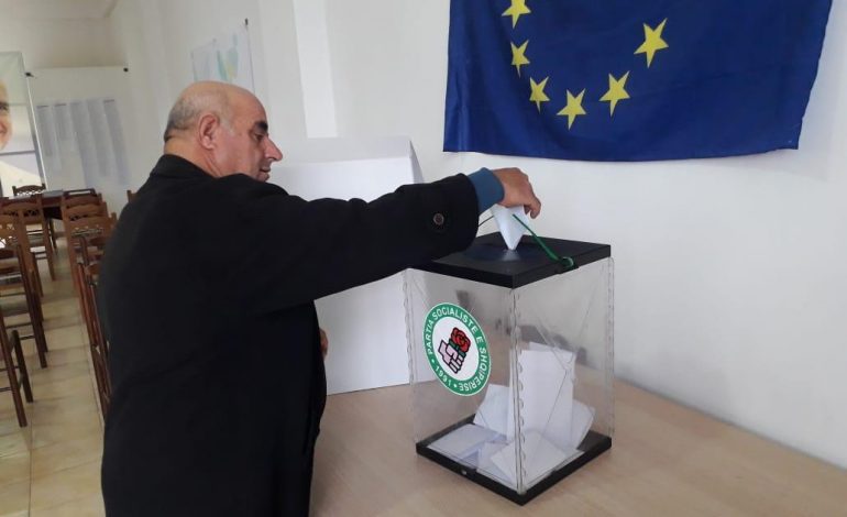 “NJË ANËTARË NJË VOTË”/ Pamjet për zgjedhjen e delegatëve për Kongresin Zgjedhor të PS (FOTO)