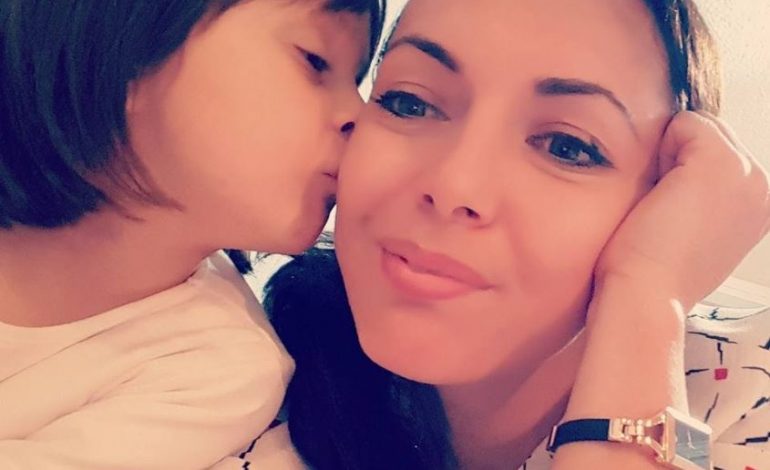 “MOS MË NXIRRNI, DUA TË VDES NË KRAHË TË VAJZËS”/ Lutja rrëqethëse e piktores 30-vjeçare teksa shtrëngonte trupin e të bijës