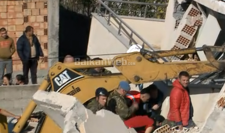 SHPRESA VDES E FUNDIT/ Djali që thërriste për ndihmë në vilën e shkatërruar në Kenetë është gjallë