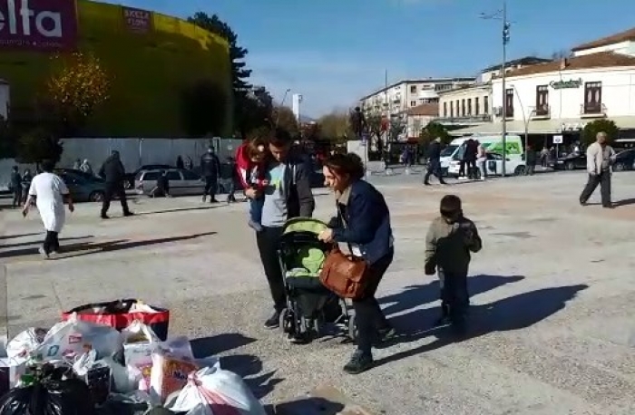 GJESTI QË PREKU ZEMRAT/ Gruaja merr vajzën e vogël, dhe DHURON karrocën për të prekurit e tërmetit