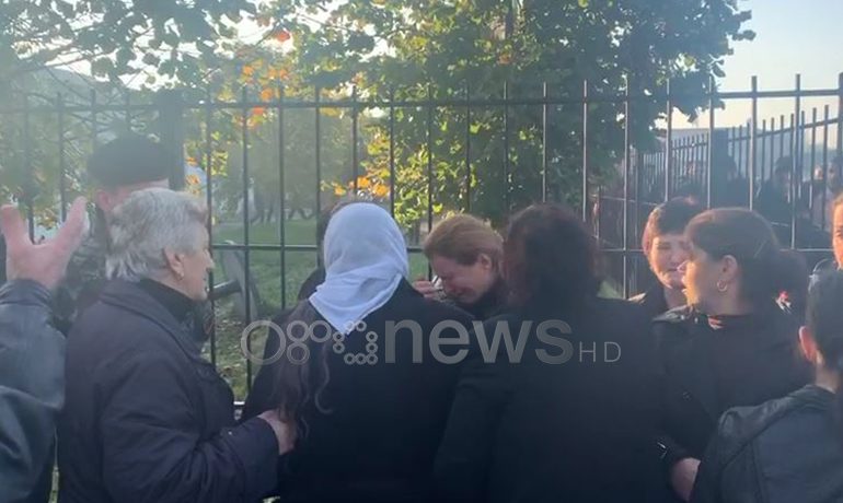 “LOT, ANKTH DHE FRIKË”/ Momenti i dhimbshëm, familjarët mësojnë për dy viktimat nga tërmeti në Thumanë (VIDEO)