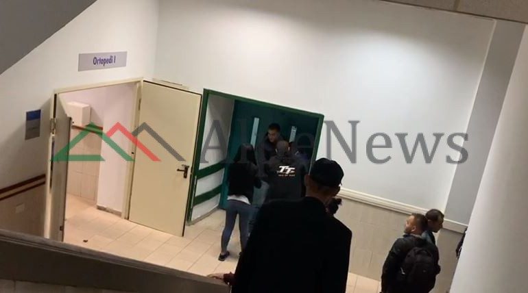HUMB JETËN SHOFERI I PROKURORIT NDOJA/ Pamjet rrënqethëse të familjarëve në spitalin ushtarak pasi mësojnë lajmin (VIDEO)