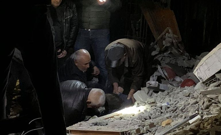 TËRMETI TRAGJIK/ Shqipëria në panik nga tërmeti 6.4 ballë, rritet bilanci, shkon në 13 numri i viktimave, mes tyre 2 fëmijë