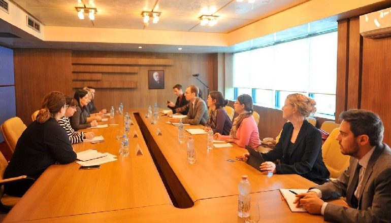 GJONAJ TAKIM ME SHEFIN E FMN/ Ministrja e Drejtësisë: Forcimi i shtetit të së drejtës, i rëndësishëm për zhvillimin ekonomik