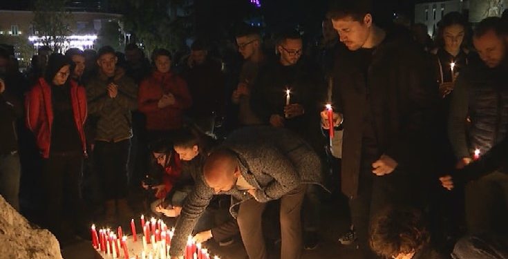 HOMAZHE NË “SHESHIN SKËNDERBEJ”/ Artistë dhe qytetarë ndezin qirinj për viktimat