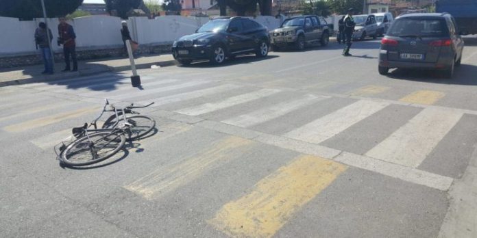 AKSIDENT NË BERAT/ Makina përplas biçikletën, plagoset…