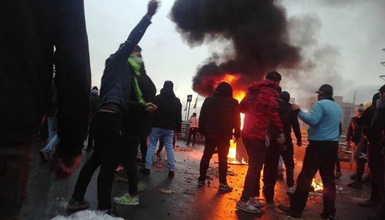 SHKATËRRIME GJITHANDEJ NË IRAN/ Shuhen protestat, 200 të vrarë dhe 270 policë të arrestuar