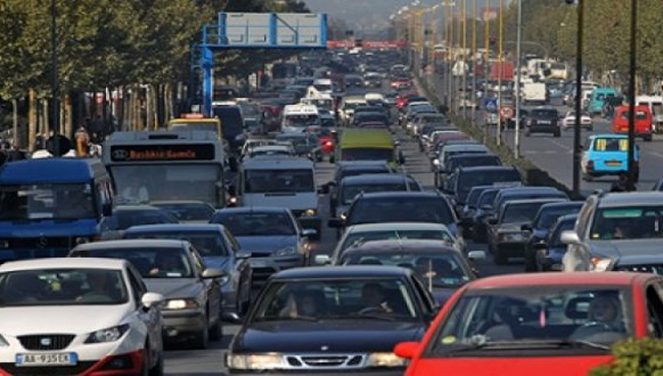 ÇMENDURIA E SHQIPTARËVE/ Ja se cfarë ndodh me shoferët në rrugët e Tiranës (VIDEO)