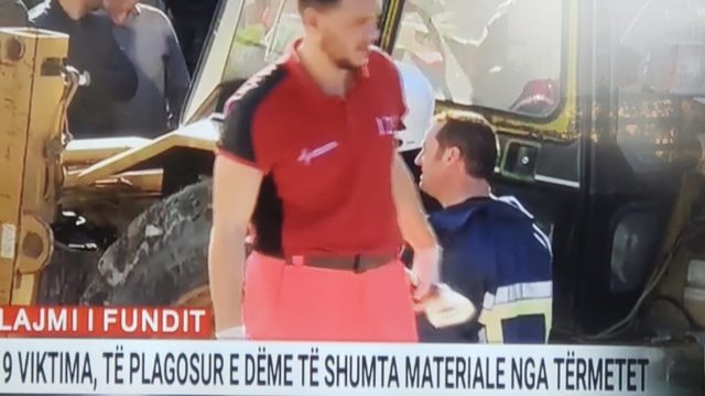 “UAAAA…. UAAAAA TËRMET”/ Ja si u tmerrua gazetarja kur e kapi tërmeti gjatë raportimit direkt (VIDEO)